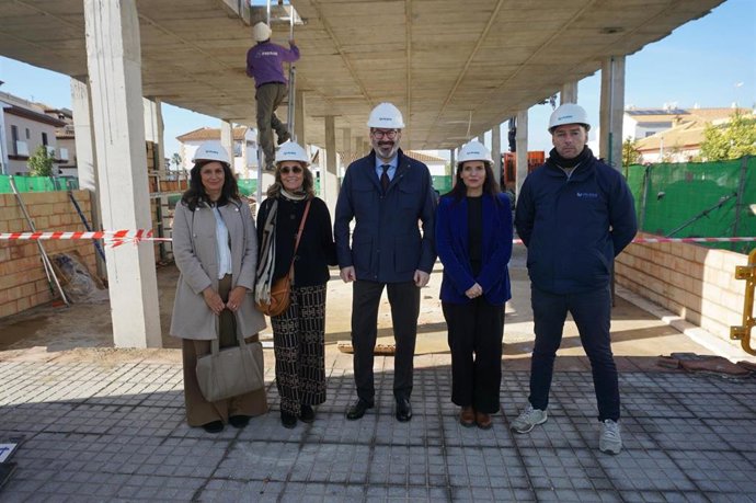 El delegado del Gobierno de Andalucía en Córdoba, Adolfo Molina (centro), en su visita a Fuentes Palmera.