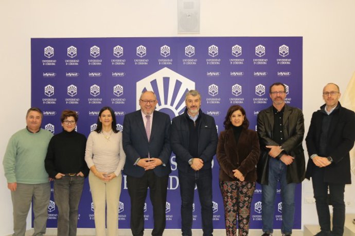 Autoridades de la Universidad de Córdoba, Fudepa y UGT, tras la firma del nuevo convenio.