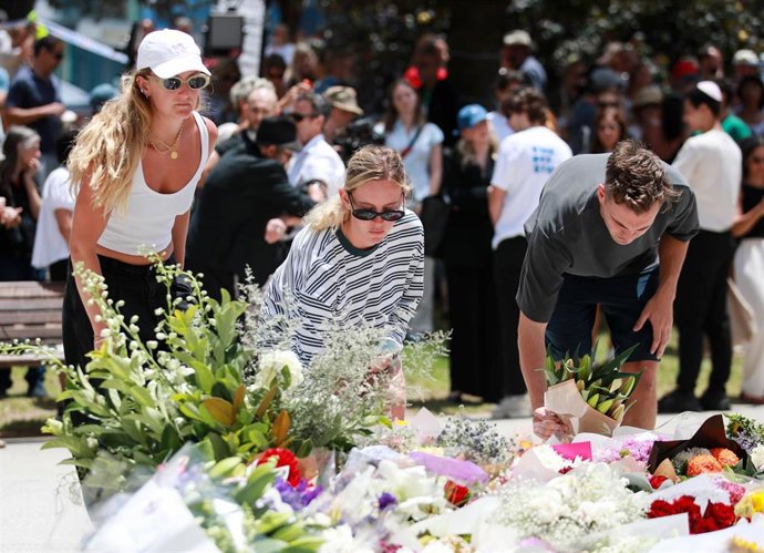 Varias personas dejan ofrendas florales en recuerdo a las víctimas del ataque perpetrado contra una festividad judía en una playa en Sídney, Australia (archivo)