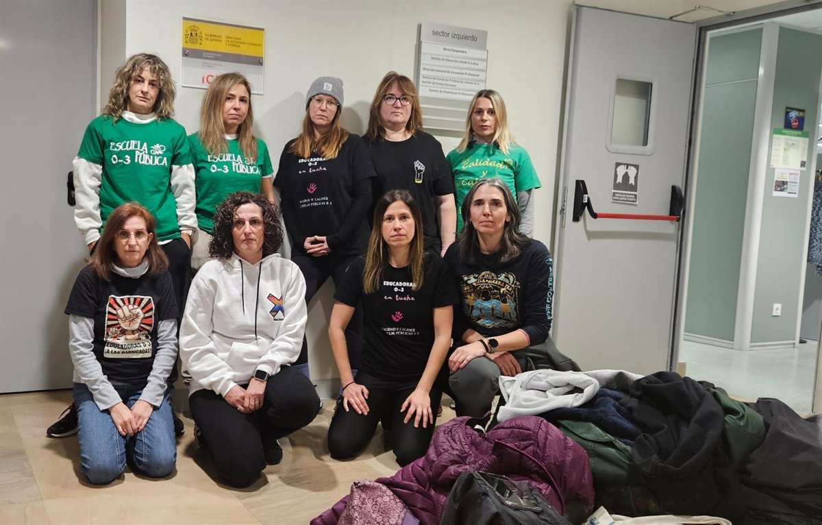 Educadoras infantiles se encierran en Educación para  forzar  la apertura de una negociación