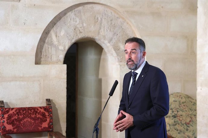 Archivo - El conseller de Vivienda, Territorio y Movilidad del Govern balear, José Luis Mateo, ofrece una rueda de prensa. 