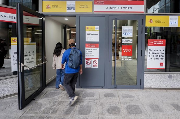 Archivo - Aspecto del interior de la nueva Oficina de Empleo del Barrio de la Concepción. 