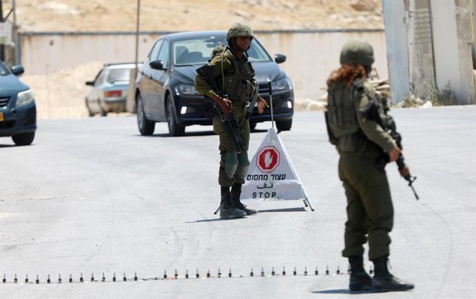Archivo - Arquivo - 16 de julho de 2023, Territórios Palestinos, Belém: Soldados israelenses bloqueiam a estrada que leva à cidade de Janatah, na Cisjordânia, ao sul de Belém, após um ataque a tiros na junção de Tekoa. Foto: Mamoun Wazwaz/APA Images via Z