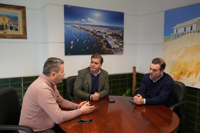 Reunión entre el patrón mayor de la Cofradía de Pescadores 'Santo Cristo del Mar', Manuel Fernández Belmonte, y al alcalde de Punta Umbría, José Carlos Hernández Cansino.
