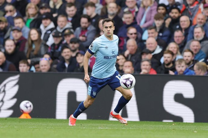Archivo - Sergio Reguilon (12) of Brentford during the English championship Premier League football match between Aston Villa and Brentford on 6 April 2024 at Villa Park in Birmingham, England - Photo Nigel Keene / ProSportsImages / DPPI