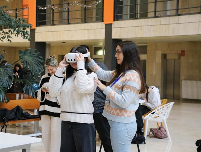 Alumnos de la ULE participan en la experiencia inmersiva ODServa, que desde este lunes acoge la Facultad de Ciencias Económicas y Empresariales.
