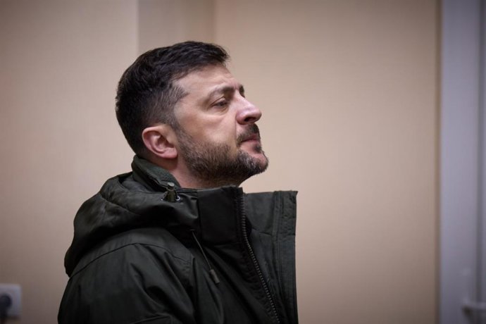 12 de dezembro de 2025, Kobyansk, região de Kharkiv, Ucrânia: O presidente ucraniano VOLODYMYR ZELENSKY visitou o setor de Kupyansk, na região de Kharkiv, reunindo-se com as tropas, dando informações sobre a frente de batalha e condecorando os soldados co