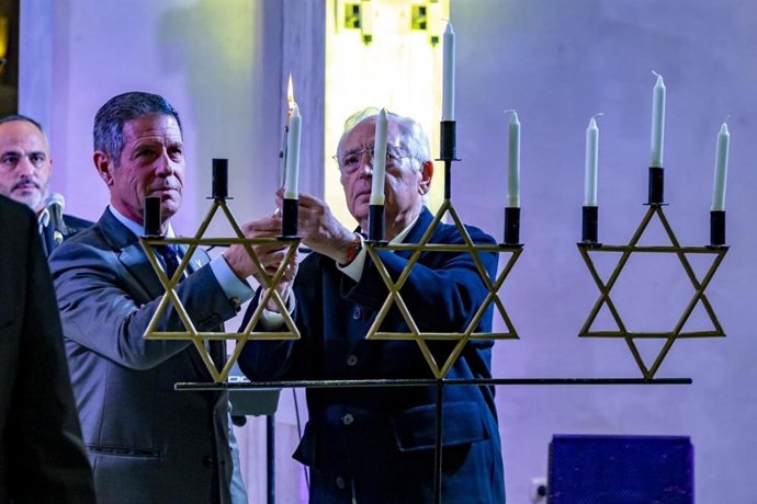 Presidente de Melilla, Juan José Imbroda, en el encendido de luces de la festividad Januká.
