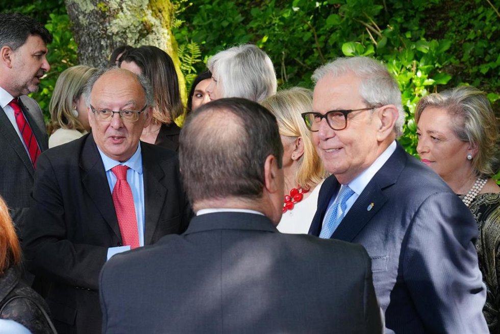 Archivo - El expresidente de la Xunta de Galicia Fernando González Laxe (i) y el expresidente de la Xunta de Galicia Emilio Pérez Touriño (d), en una imagen de archivo