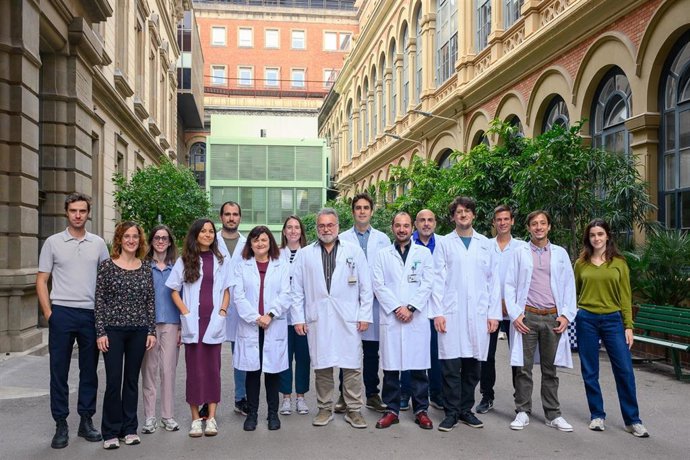 Archivo - Equipo participante del estudio del Clínic-Idibaps