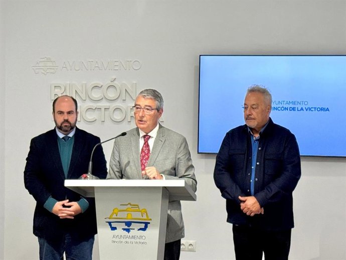 El alcalde de Rincón de la Victoria, Francisco Salado, acompañado por el concejal de Presidencia, Borja Ortiz, en rueda de prensa