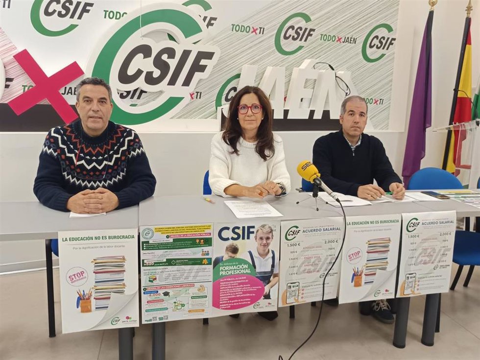 Sebastián Vallecillo (iz), Julia Carcelén y Antonio Cortés