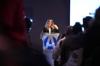 La Comisionada de Promoción Económica, Comercio y Restauración del Ayuntamiento de Barcelona, Nadia Quevedo, en la clausura de los Projectes Singulars 2025