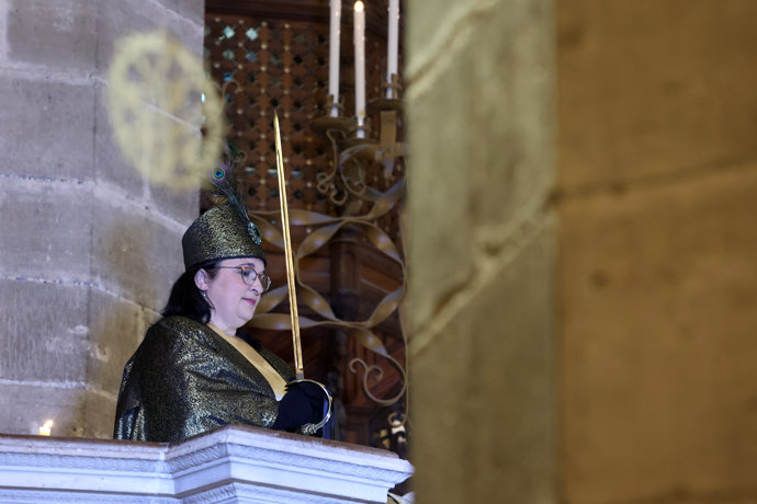 Una mujer interpreta el Cant de la Sibil·la durante la Misa del Gallo, en la Catedral de Palma, a 24 de diciembre de 2023, en Palma de Mallorca, Mallorca, Baleares (España).