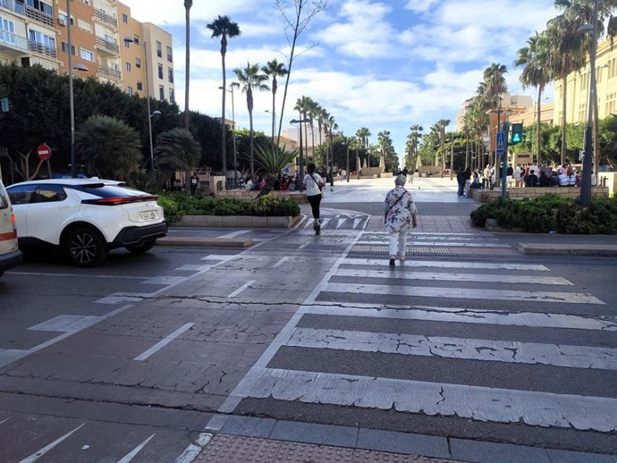 Archivo - Un patinete circula por la Rambla Federico García Lorca en Almería.