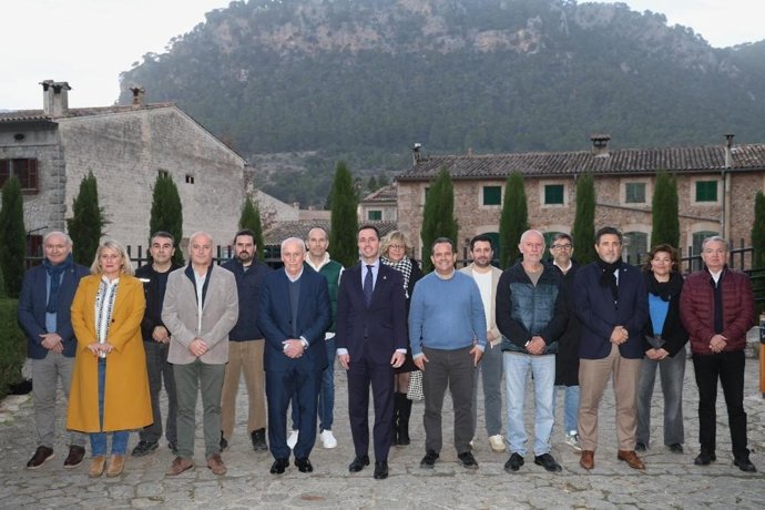 El presidente del Consell de Mallorca, Llorenç Galmés, junto con los alcaldes de los municipios de la Serra de Tramuntana.