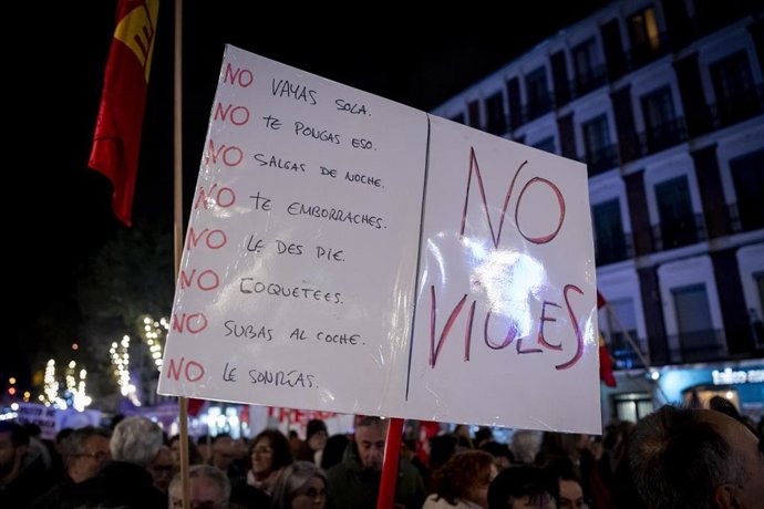 Una pancarta durante una concentración por el día de la Eliminación de la violencia contra las Mujeres, a 25 de noviembre de 2025
