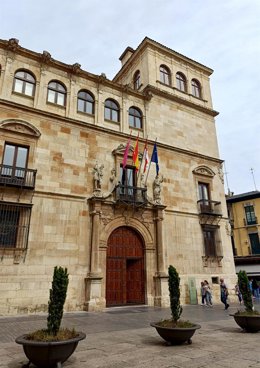 Archivo - Palacio de los Guzmanes, sede de la Diputación de León.