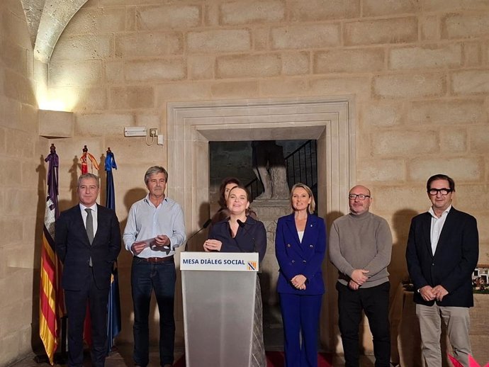 La presidenta del Govern, Marga Prohens, atiende a los medios de comunicación después de presidir la Mesa de Diálogo Social