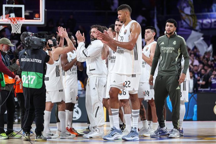Los jugadores del Real Madrid saludan a su afición tras un triunfo
