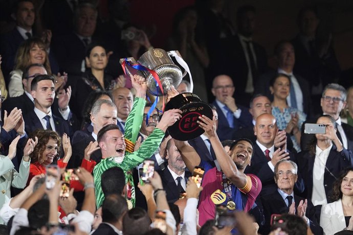 Archivo - Marc-Andre ter Stegen and Ronald Araujo of FC Barcelona receives the trophy during the Spanish Cup, Copa del Rey, Final football match played between FC Barcelona and Real Madrid at La Cartuja Stadium on April 26, 2025 in Sevilla, Spain.