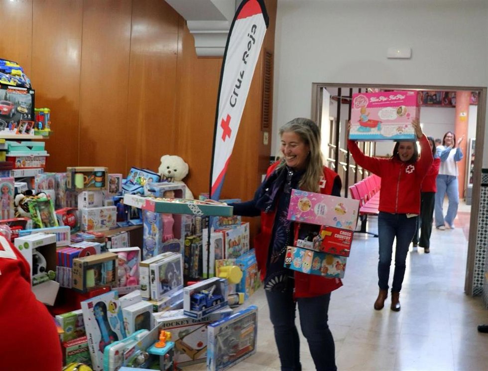 Archivo - Voluntarias de Cruz Roja colocan juguetes donados para los pequeños de Huelva en situación de vulnerabilidad.