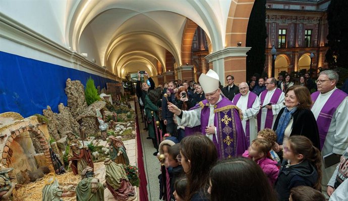 El obispo ha bendecido el Belén instalado en el claustro del Monasterio de Los Jerónimos