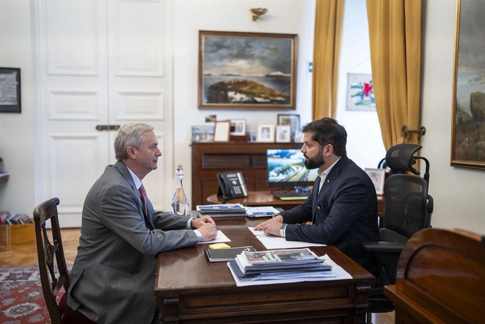 El presidente saliente de Chile, Gabriel Boric, recibe al presidente electo, José Antonio Kast