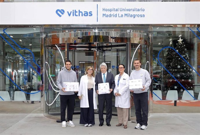 Los jugadores del Atlético reparten regalos a pacientes infantiles de los hospitales madrileños