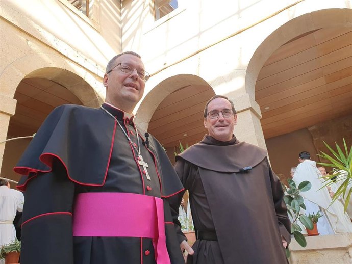 El obispo de Segovia, Jesús Vidal, y el prepósito general de los Carmelitas Descalzos, Miguel Márquez, momentos antes de la ceremonia de apertura del Año Jubilar de San Juan de la Cruz.