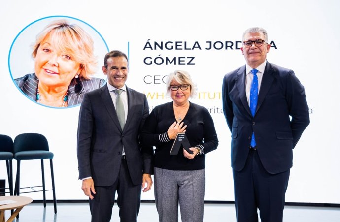 El director de Negocio de CaixaBank, Jaume Masana; la ganadora del ‘Premio A Profesional Autónoma’ de 2025, Ángela Jordana, y el director comercial segmento Negocios de CaixaBank, Toni Rodríguez.
