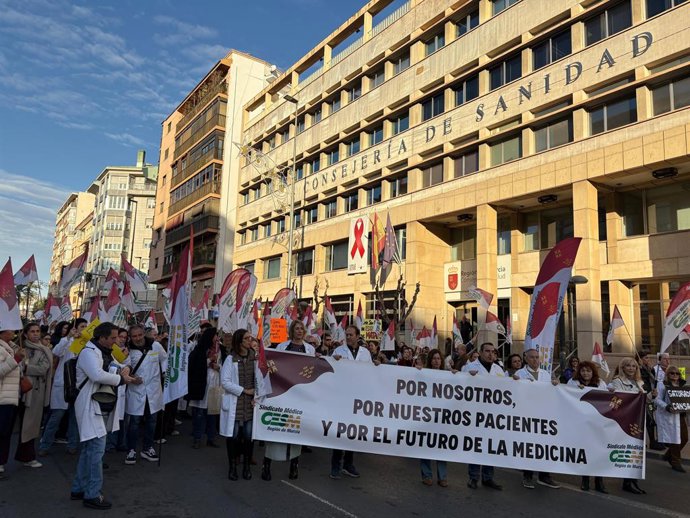 Concentração de médicos na Consejería de Salud para a greve de dezembro de 2025