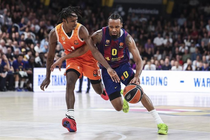 Archivo - Brancou Badio defiende a Kevin Punter en el Barça-Valencia Basket de la Euroliga 25-26