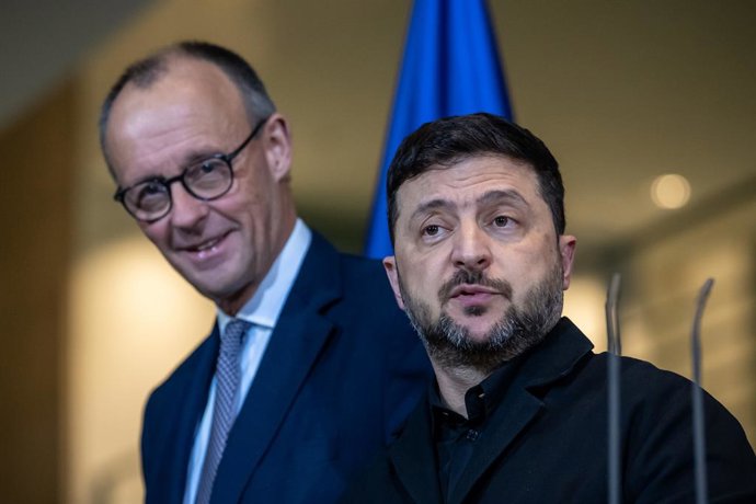 Friedrich Merz e Volodimir Zelenski em Berlim