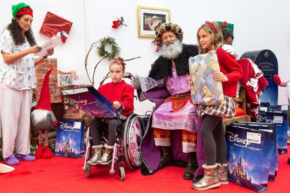 Visita del rey Melchor a los niños del Hospital Nacional de Parapléjicos.