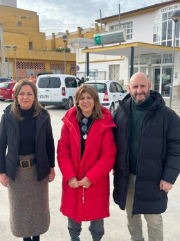 La parlamentaria andaluza del PSOE por Córdoba Isabel Ambrosio (izda.) en Benamejí.