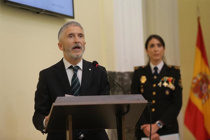 Archivo - El ministro del Interior, Fernando Grande-Marlaska, interviene en el acto de jura de la XXII Promoción de ascenso a la categoría de Comisario Principal de la Policía Nacional