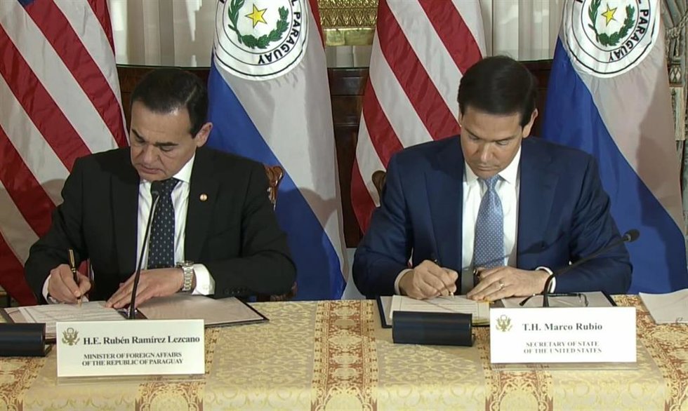El secretario de Estado de Estados Unidos, Marco Rubio, y su homólogo paraguayo, Rubén Ramírez Lezcano, firman el Acuerdo sobre el Estatuto de las Fuerzas, que establece el marco para la presencia de tropas estadounidenses en el país latinoamericano