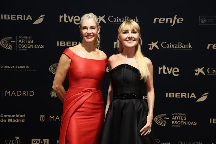 La actriz Belén Rueda (i) y la presidenta de la Academia, Cayetana Guillén-Cuervo (d), posan durante el photocall previo a la Gala de la Academia de las Artes Escénicas de España, en el Teatro Calderón.
