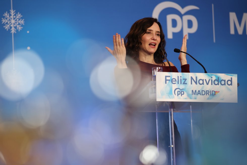 La presidenta de la Comunidad de Madrid, Isabel Díaz Ayuso, interviene durante la cena de navidad del PP de Madrid, en la Finca La Alquería, a 15 de diciembre de 2025, en Alcorcón, Madrid (España).