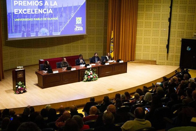 La viceconsejera de Universidad, Investigación e Innovación, Lorena Garrido, en el acto de entrega de los Premios a la Excelencia 2025 de la Universidad Pablo de Olavide (UPO).