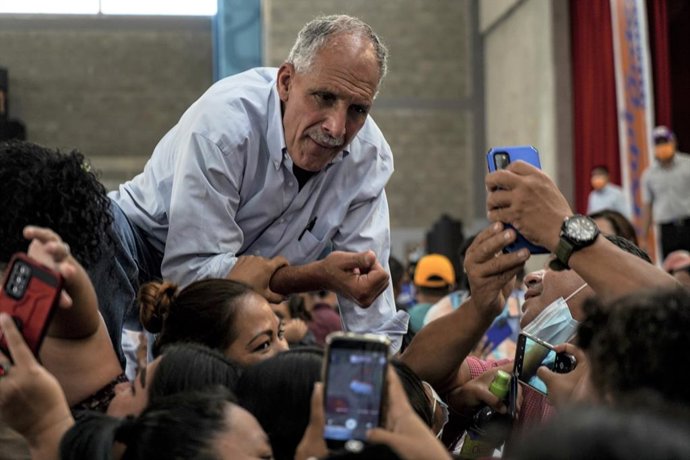 Archivo - Arquivo - 26 de novembro de 2021, Honduras, Tegucigalpa: Nasry Asfura, o candidato presidencial do Partido Nacional, no poder, fala aos ativistas de seu partido durante um comício eleitoral. No domingo, 28 de novembro, Honduras elegerá o sucesso