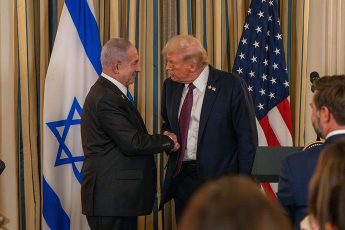 Archivo - 29 de setembro de 2025, Washington, Distrito de Columbia, EUA: O presidente DONALD TRUMP e o primeiro-ministro israelense BENJAMIN NETANYAHU estão diante de suas respectivas bandeiras e apertam as mãos ao final de uma coletiva de imprensa conjun