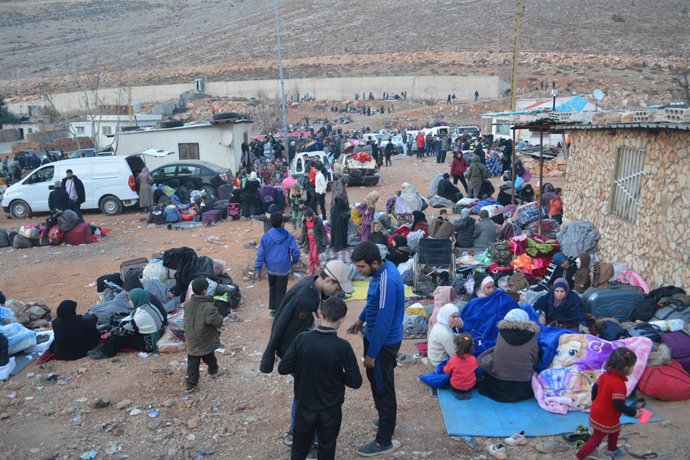Archivo - MASNAA, Dec. 13, 2024  -- Syrians fleeing Syria are stuck at the border with Lebanon in the Masnaa border crossing area on Dec. 12, 2024.
