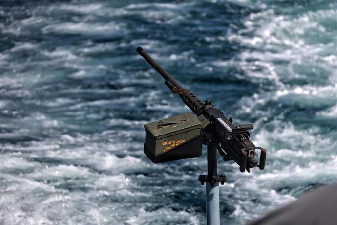 Archivo - Una ametralladora a bordo de un barco de la Armada de Ucrania durante una patrulla en el mar Negro a lo largo de la costa de Odesa, Ucrania