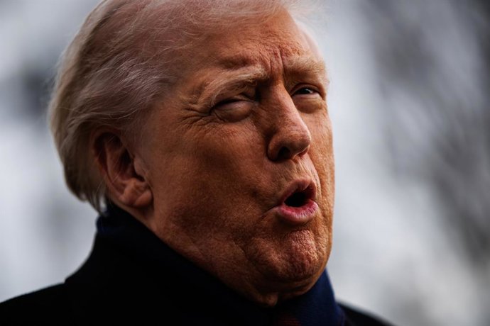 13 de dezembro de 2025, Washington, Distrito de Columbia, EUA: O presidente dos Estados Unidos, Donald J. Trump, fala com repórteres antes de deixar o gramado sul da Casa Branca em Washington, DC, EUA, a bordo do Marine One, em 13 de dezembro de 2025. O p