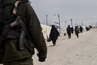 Archivo - Un miembro de las fuerzas de seguridad kurdas camina por el campo de Al Hol, donde permanecen detenidas decenas de miles de acusadas de pertenecer a Estado Islámico  