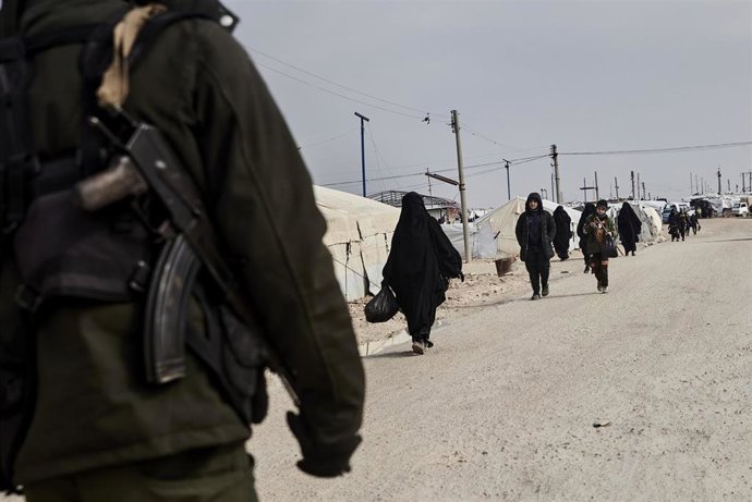 Archivo - Un miembro de las fuerzas de seguridad kurdas camina por el campo de Al Hol, donde permanecen detenidas decenas de miles de acusadas de pertenecer a Estado Islámico  