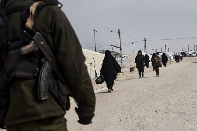 Archivo - February 11, 2025,  Al Hol , Syria: Al Hol, February 11, 2025 - A member of the Kurdish security forces walks through the alleys of Al Hol camp, where some 40,000 people accused of being affiliated with ISIS are detained, closely watched.  -  11