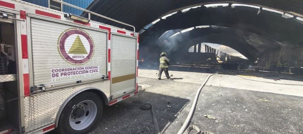 Efectivos de bomberos desplegados en la ciudad mexicana de Toluca